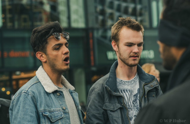 Twee voorbijgangers zijn geschokt door de beelden die worden getoond